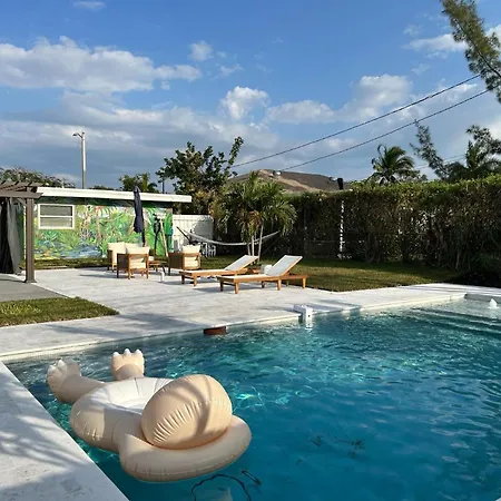 Jungle Cottage With Luxury Pool, Hot Tub And More!